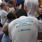 В педиатрическом отделении Морозовской больницы на занятиях добровольцы учат детей общаться в новом коллективе, а также активно используют методы арт-терапии, которые помогают снять страх, тревогу и напряжение.