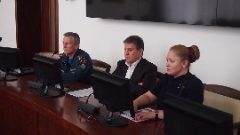В. Петросян и Ю.Шойгу на совещании, посвященном вопросам взаимодействия и определения порядка взаимодействия между специалистами различных ведомств и организаций, которые входят в структуру РСЧС.